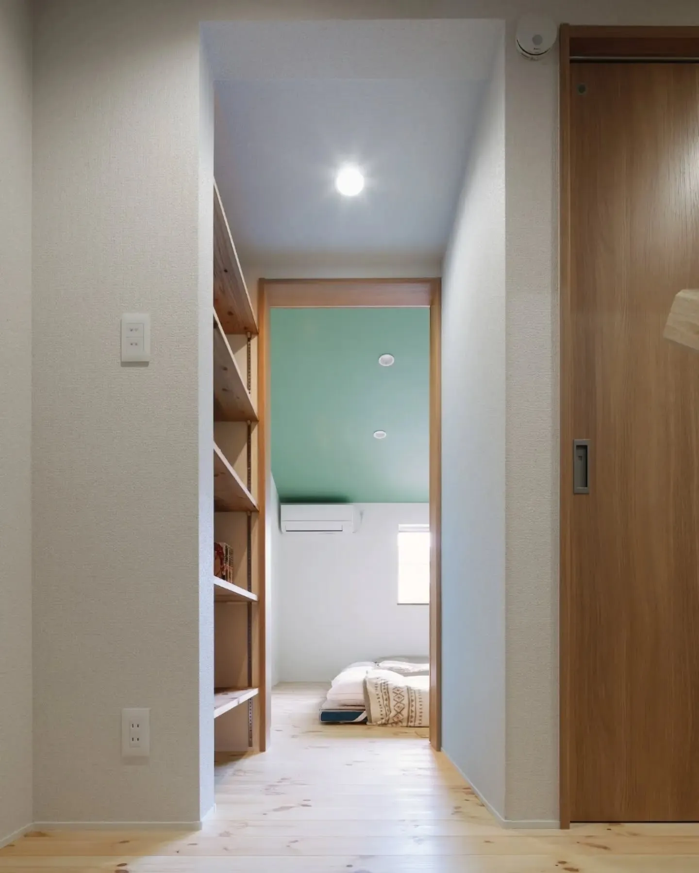 眠る前のひとときを、お気に入りの本とともに。